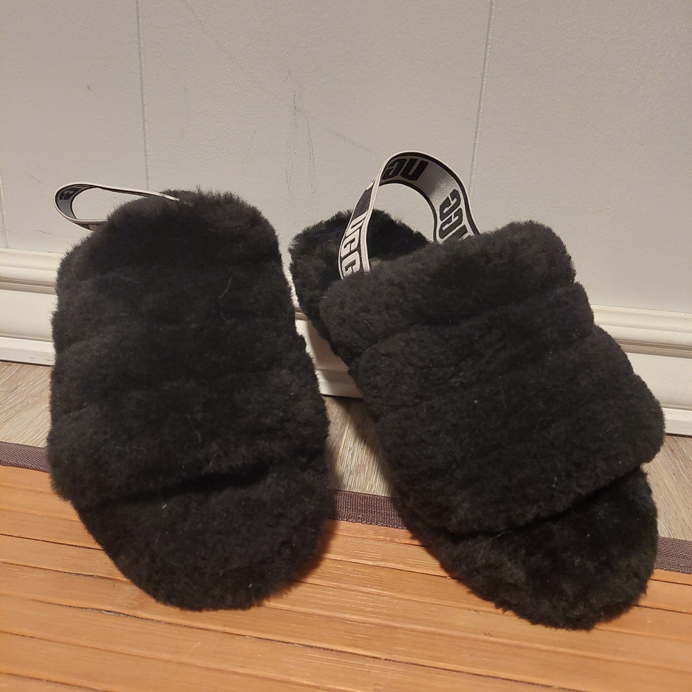 UGG Black/white Fluffy Slides